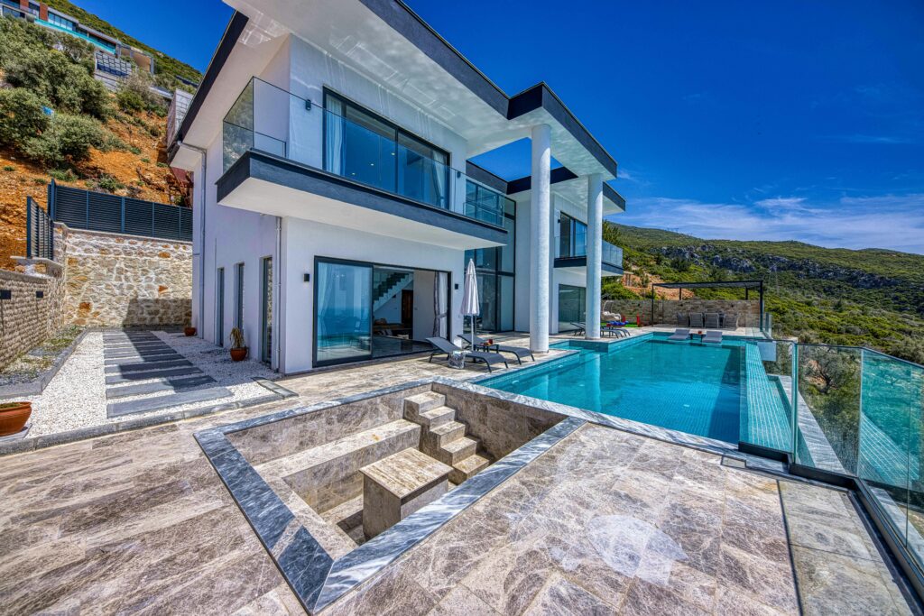 Ventes Stunning contemporary villa with glass, stone, and infinity pool; perfect for luxury living.